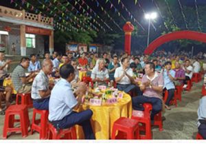 夜幕下的乡亲们