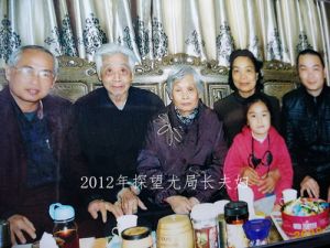 作家念人与老局长夫妇在一起