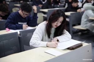 作者于大学拍摄