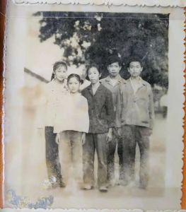 这是在海南生活时，我母亲（中间）带着四个孩子的合影；右（1）是我，右（2）是我哥哥；左前是小妹，左后是大妹。