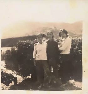 这是在海南生活时，我母亲（中间）和二个女儿的合影，右边为大女儿（怀中抱着一只小猫），左边为小女儿。