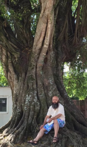 在海南生活时，我家正对面就是一颗据说有600年树龄左右的大榕树，这张照片是我前二年回海南故地重游，在大榕树下的合影。