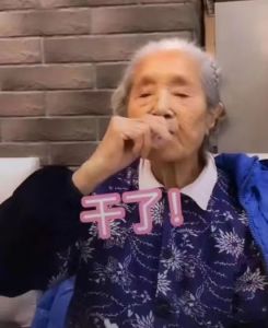 母亲举杯饮酒