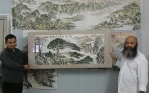 邱建辉（右）欣赏苏抗（左）先生国画