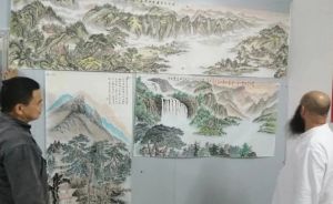 邱建辉（右）欣赏苏抗（左）先生国画