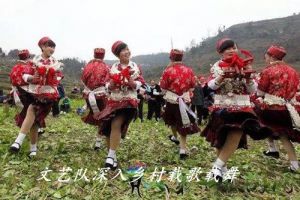 文艺队深入乡村载歌载舞