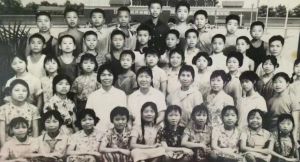 1976年任教班级的学生集体照，因工作调动，离别47个年头后，加入同学微信群。