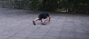 俯卧爬行