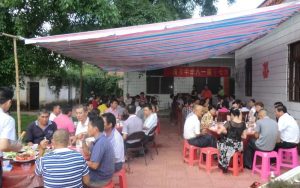 条件有限，同学会晚宴就在露天的空地搭了个防雨布，厨师炒几道菜，大家喝几杯。