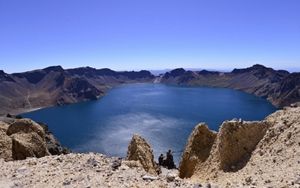 火山口：天池          摄影：扬眉