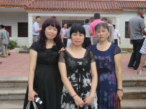 三位美女同学在迎宾阁前合影留念：白海英（左）、薛翠兰（中）、黄海英（右）