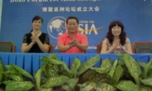 在博鳌亚洲论坛景点，丁海（中）邀请冯雪珍（左）和白海英（右）进场合影留念。结果被照相的工作人员狠狠地“宰”了一大笔钱。