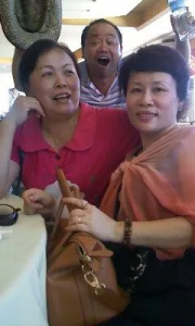 同学们三亚之旅休闲时美女陈梅（左）与陈翠红合影，作者（后）见到马上到她们身后搞怪。