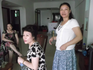 美女陈翠红（左）、梁新娇（右），郭琼（后面）是郭瑞的妹妹。