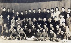 原南方农场中学宣传队是我父亲邱月明一手创办的,当时我父亲身兼领队、编剧、导演等工作;这张照片是原南方农场中学宣传队的全家福。当时南方农场中学宣传队代表农场在海南琼中县影剧院汇报演出,集体合影留念。后排 原南方农场中学宣传队是我父亲邱月明一手创办的,当时我父亲身兼领队、编剧、导演等工作;这张照片是原南方农场中学宣传队的全家福。当时南方农场中学宣传队代表农场在海南琼中县影剧院汇报演出,集体合影留念。后排