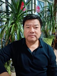 作家王长忠近照，祝大家幸福安康。 