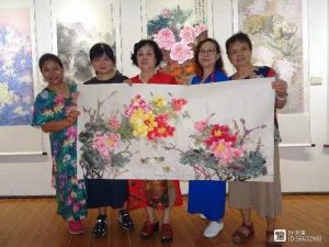 牡丹公主陈雪红（中）