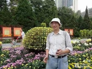 诗人在首届黄花节上