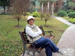 诗人在黄花岗七十二烈士陵园黄花湖