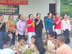 村民唱山歌---农万雄拍摄