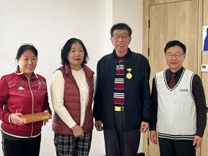李宏伟合影