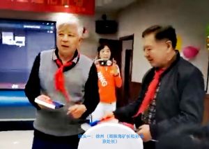 周振海矿长和孙尊京处在亲临安排赠书