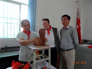 叶军（中）叶剑鸿村长（右）