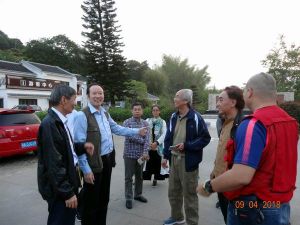 叶军叶泳青在叶挺纪念广场迎客