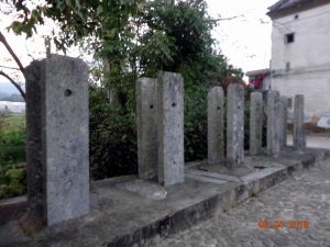 周田村历代人才辈出，池塘两旁之旗杆夹，旗杆夹刻着“例授中宪大夫叶茂兰（叶亚来）敕赠三代”（清）
