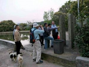 叶军老师在介绍叶亚来等之旗杆夹