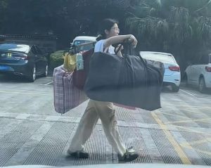 2025年6月9日，广西桂林市灌阳县高考女生刘燕用一根扁担担起顽强的人生！