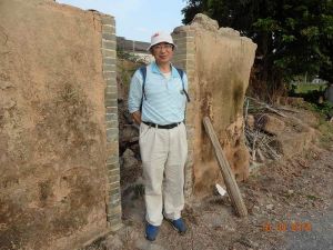 叶天来在已经倒塌的叶亚来旧居屋前拍照