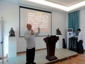 马来西亚晋元经典文化学会主席许裕存讲课
