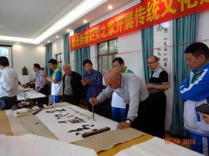 中午村委组织当地的书法家挥亳