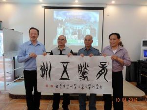 中午村委组织当地的书法家挥亳