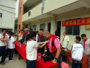 学生给艺术家们佩戴红领巾
