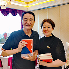 赵辉老师代表顾锁英赠书