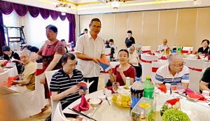 苏州茫崖人工友会会长陈玉庆代替顾锁英赠书