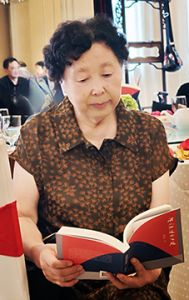 茫棉中学优秀教师徐敏认真阅读《漠风吻过南飞雁》散文集
