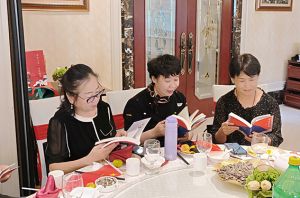 茫棉中学优秀教师郑青梅、沈雅昆等翻阅散文集