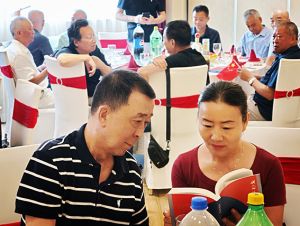 茫棉人认真翻阅散文集