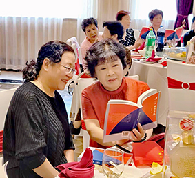 赵梅老师和茫矿工会原女工部副部长郑霞阅读散文集