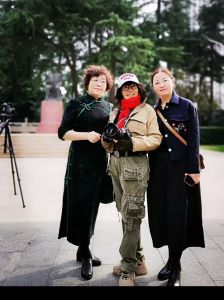 书作者顾锁英与组织者潘青娇等