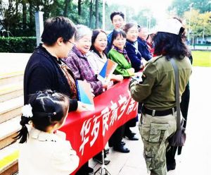 书作者顾锁英亲自赠送《漠风吻过南飞雁》书籍