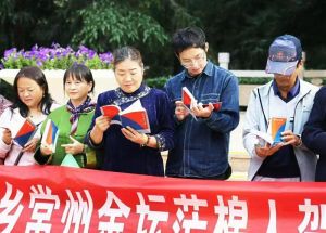 参加人员迫不及待打开书籍翻阅