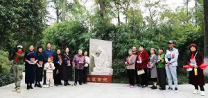 潘青娇组织大家集体阅读