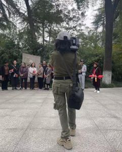 书作者顾锁英现场抓拍阅读画面