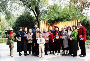 阅读者手捧《漠风吻过南飞雁》留影