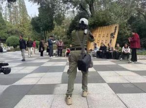 书作者顾锁英活动现场抓拍阅读画面