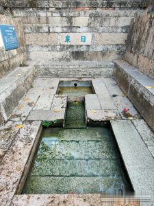 日月两泉明白水,人言一意信音心 日月两泉明白水,人言一意信音心